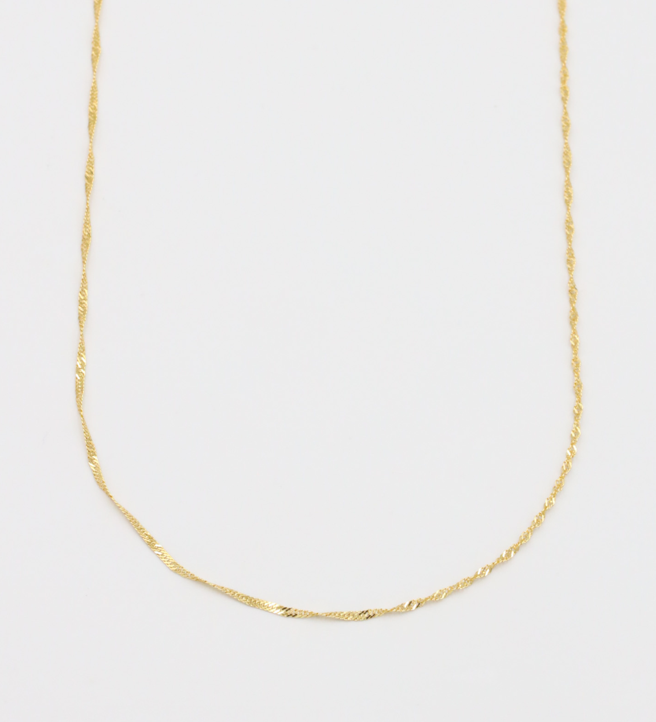 Close-up of Jamie Gold necklace in gold-plated 925 sterling silver, featuring a twisted rope chain design.
