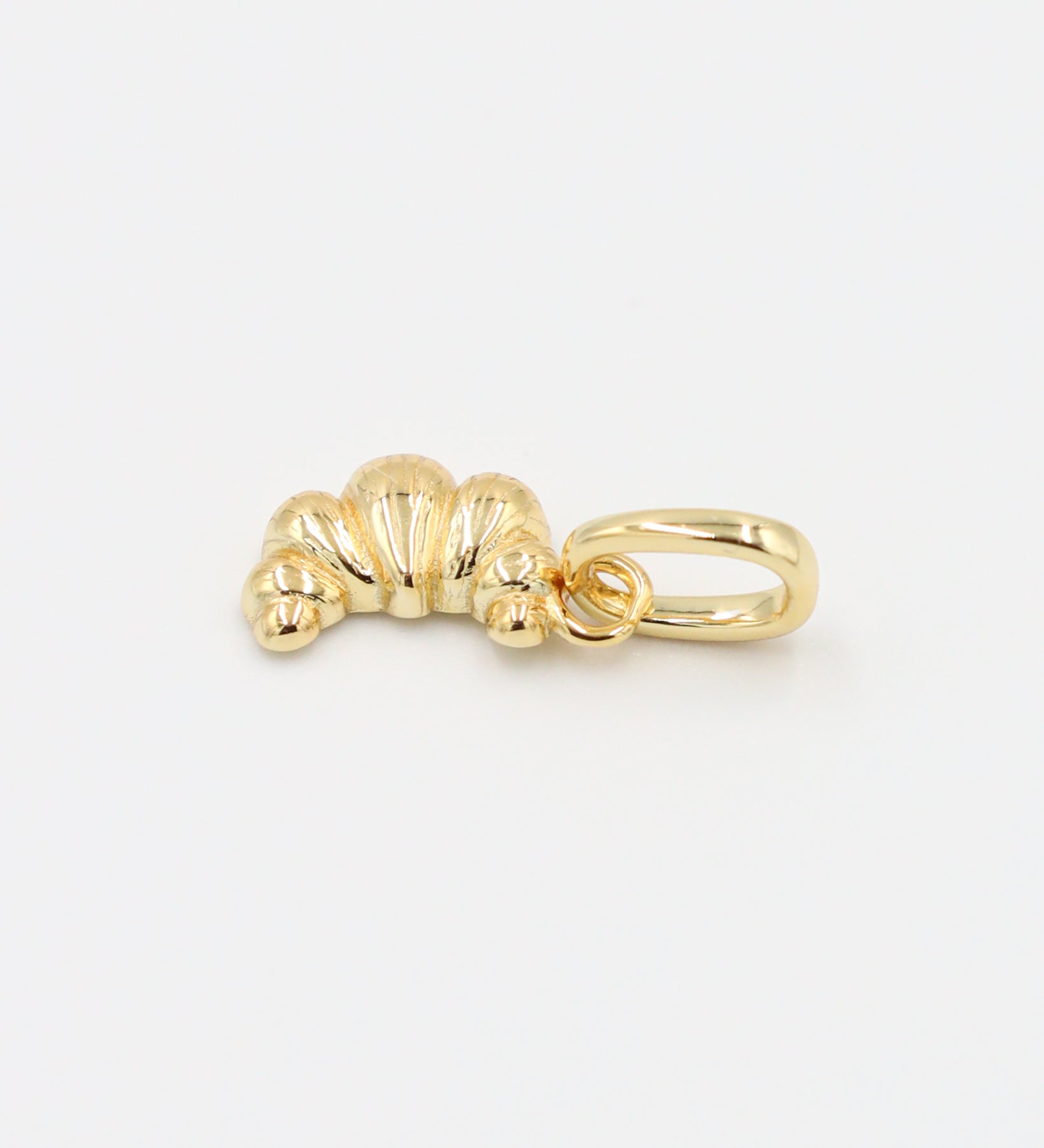 Side view of the Croissant Gold pendant made of gold-plated 925 sterling silver.