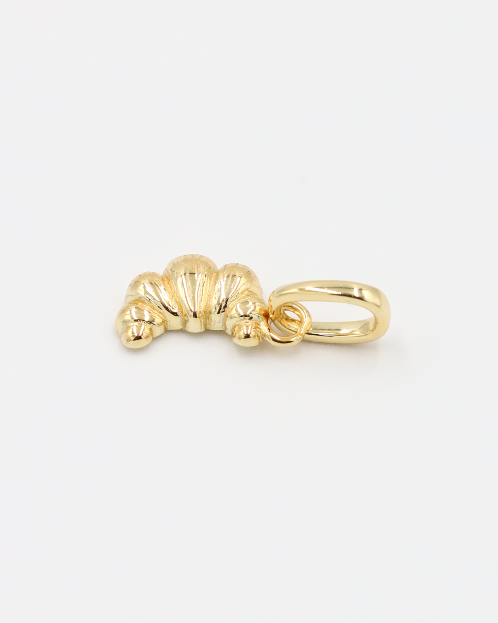 Side view of the Croissant Gold pendant made of gold-plated 925 sterling silver.