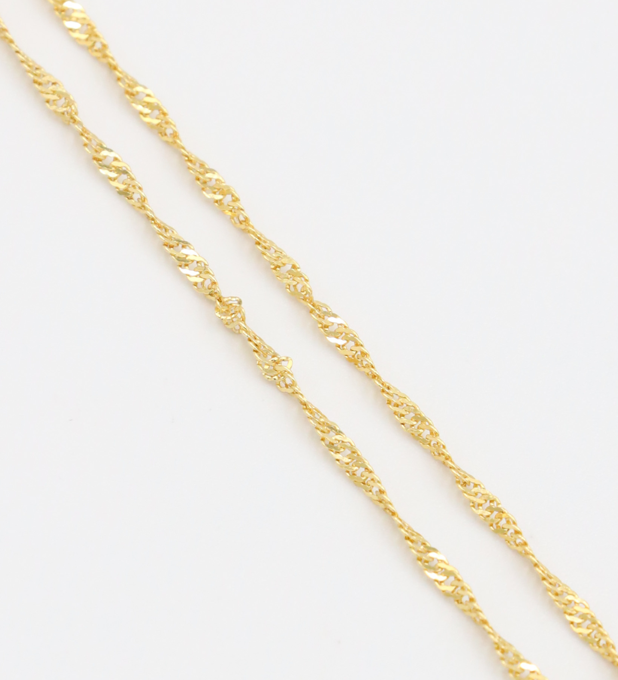Detailed view of Jamie Gold necklace’s twisted rope chain in gold-plated 925 sterling silver.