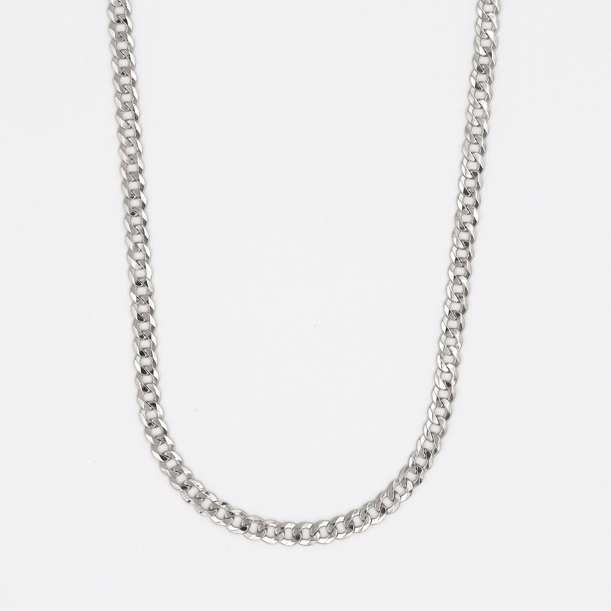 A silver-colored necklace with a chain length of 45cm.