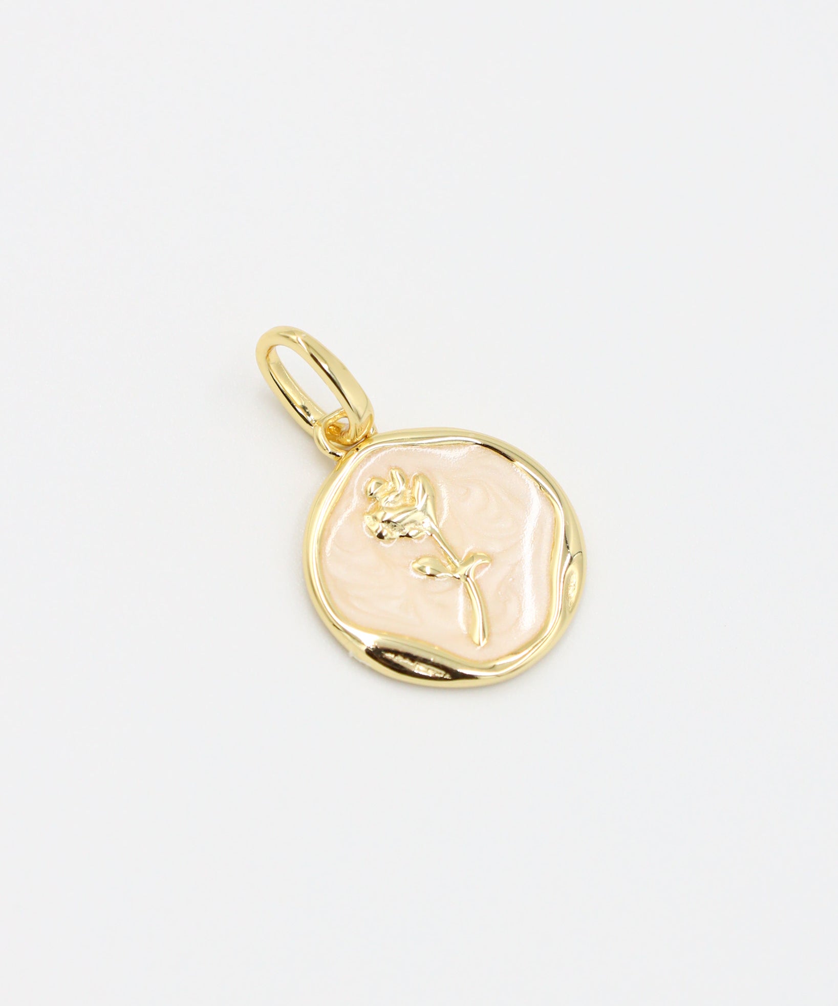 Gwendolyn Gold chain necklace with a round pendant featuring a flower design in soft enamel, made of gold-plated 925 sterling silver.