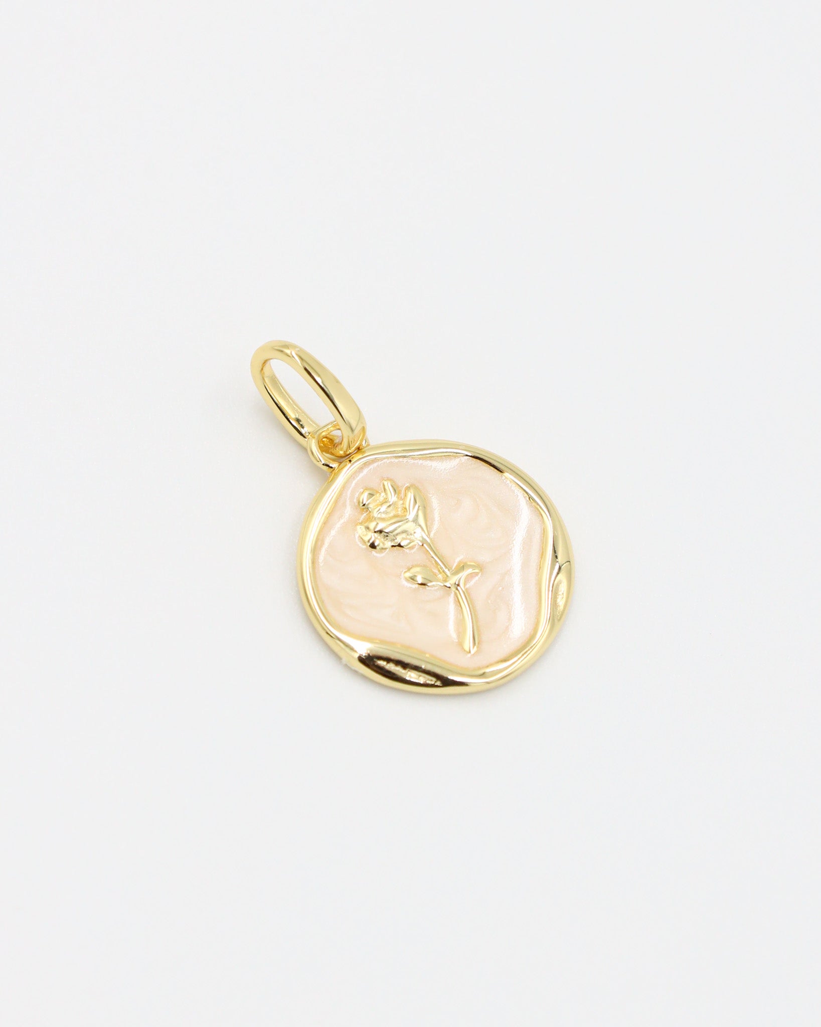 Gwendolyn Gold chain necklace with a round pendant featuring a flower design in soft enamel, made of gold-plated 925 sterling silver.