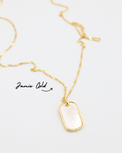 Jamie Gold necklace with Amara pendant, a combination of a twisted chain and a mother-of-pearl pendant in gold.