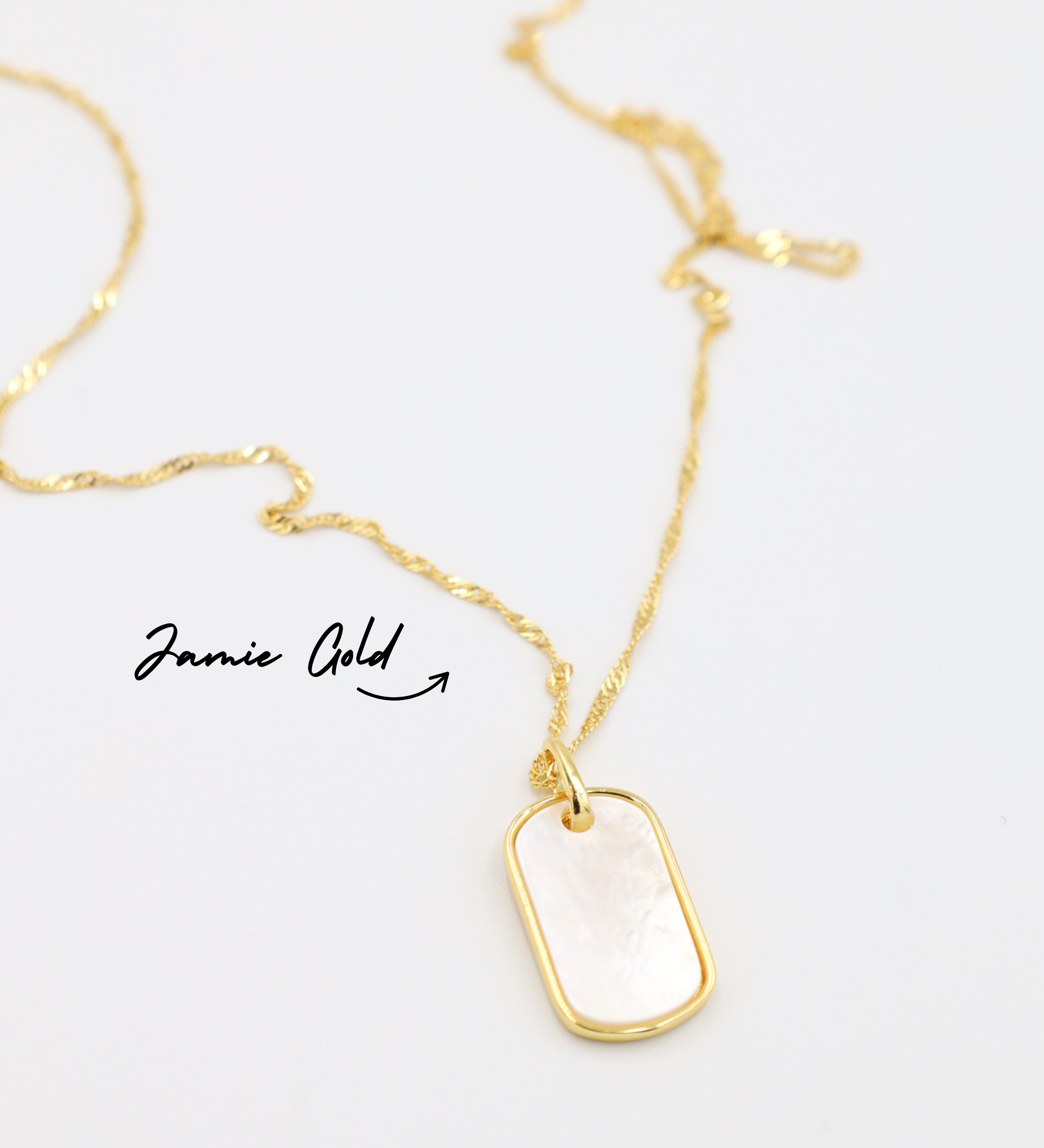 Jamie Gold necklace with Amara pendant, a combination of a twisted chain and a mother-of-pearl pendant in gold.