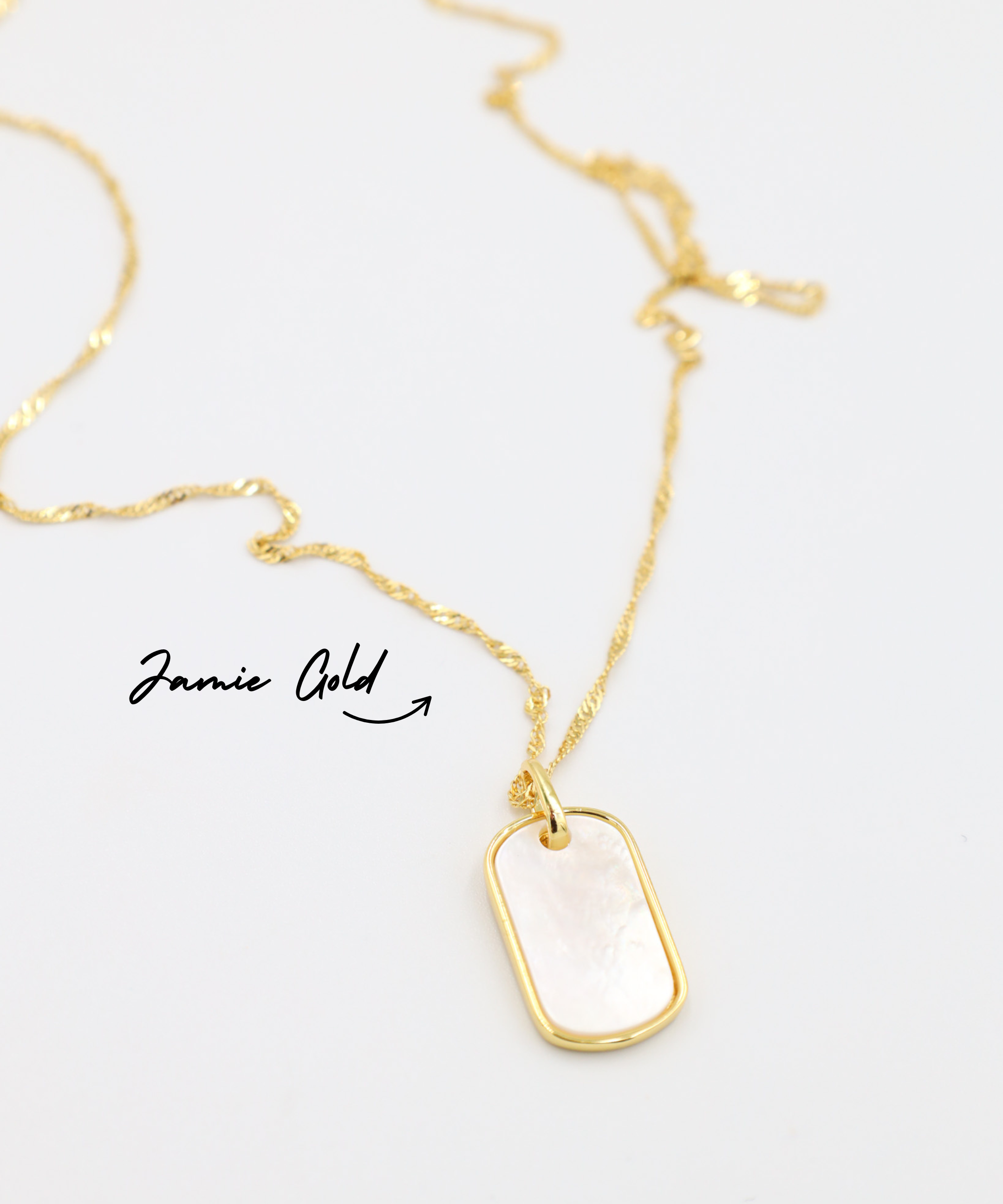 Jamie Gold necklace with Amara pendant, a combination of a twisted chain and a mother-of-pearl pendant in gold.