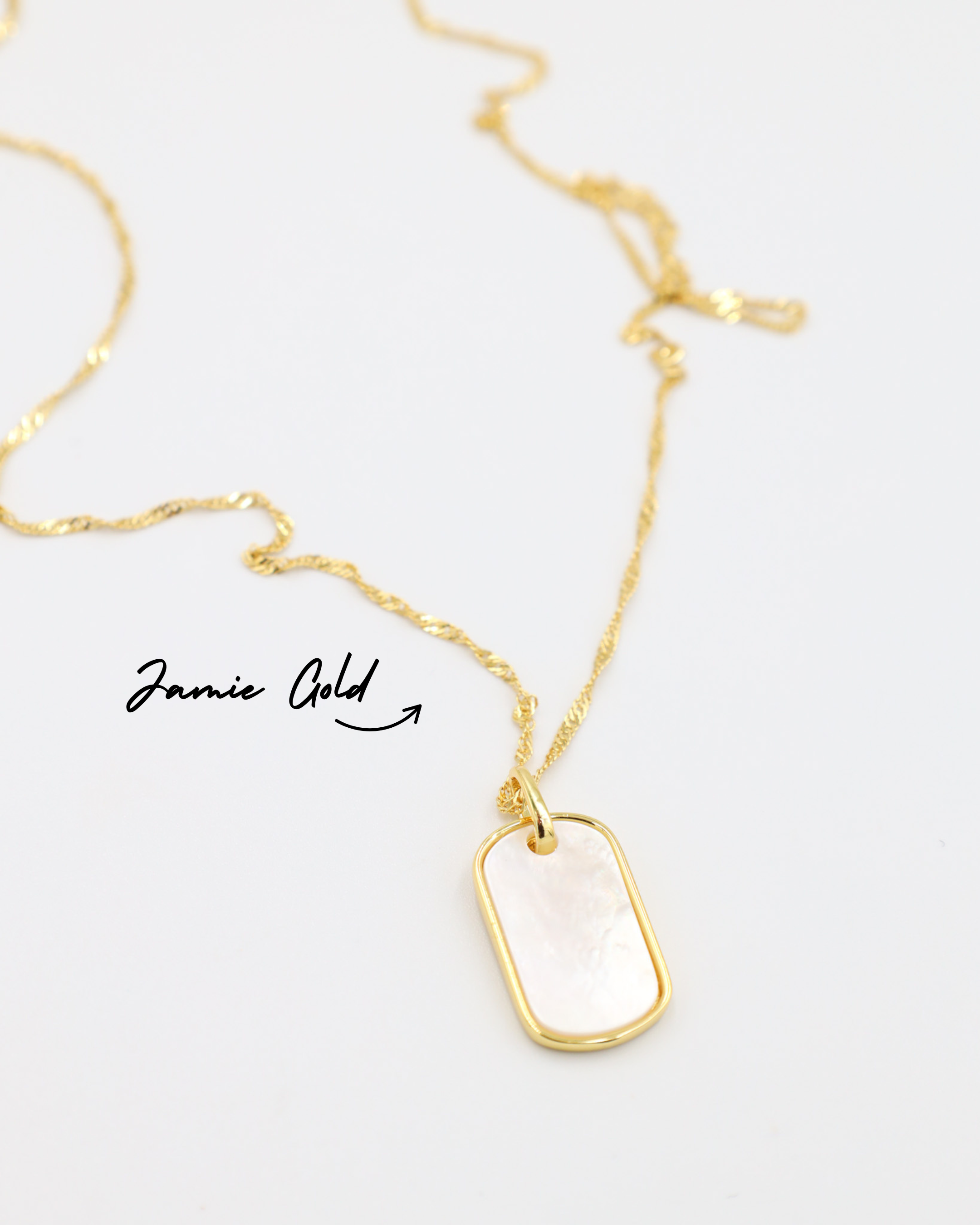 Jamie Gold necklace with Amara pendant, a combination of a twisted chain and a mother-of-pearl pendant in gold.