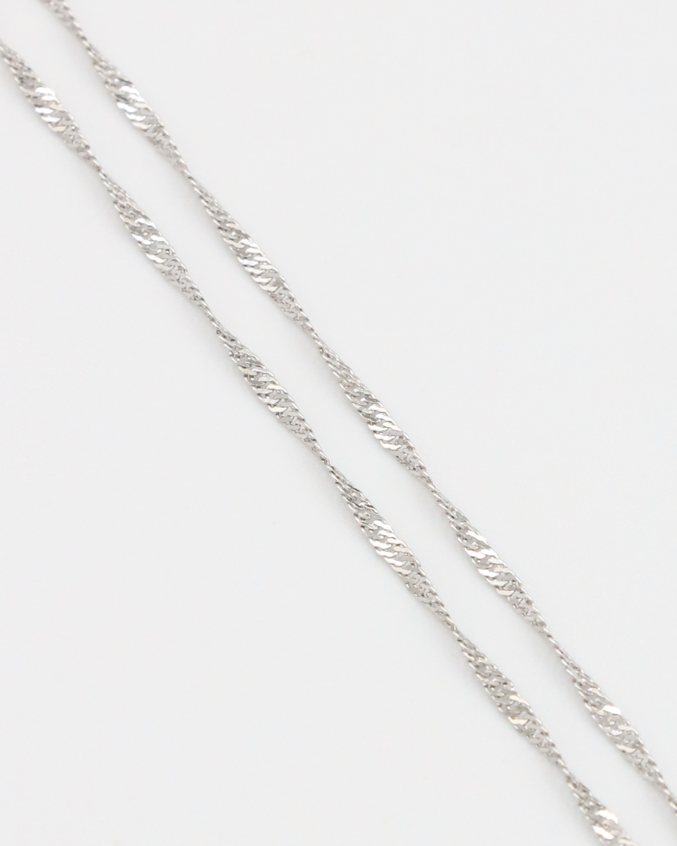 Detailed shot of the twisted chain pattern on the Jamie Silver necklace.