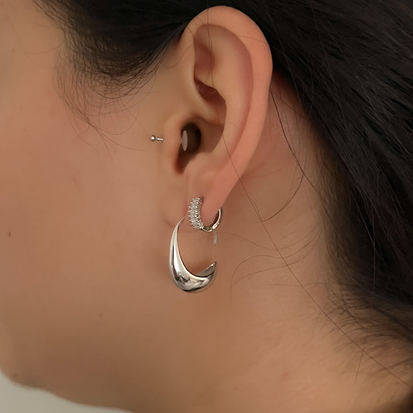 Maelle_Earrings_Silver_Big_Worn.jpg